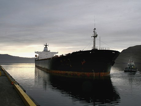 Lagt að bryggju við Mjóeyrarhöfn
