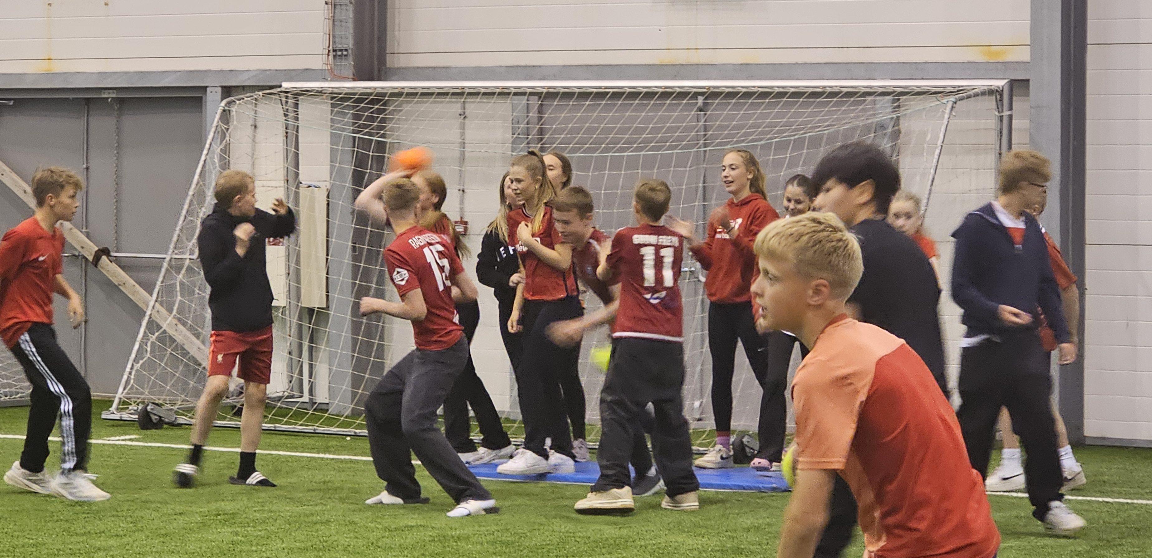 Nemendur í boltaleik í Fjarðabyggðarhöllinni