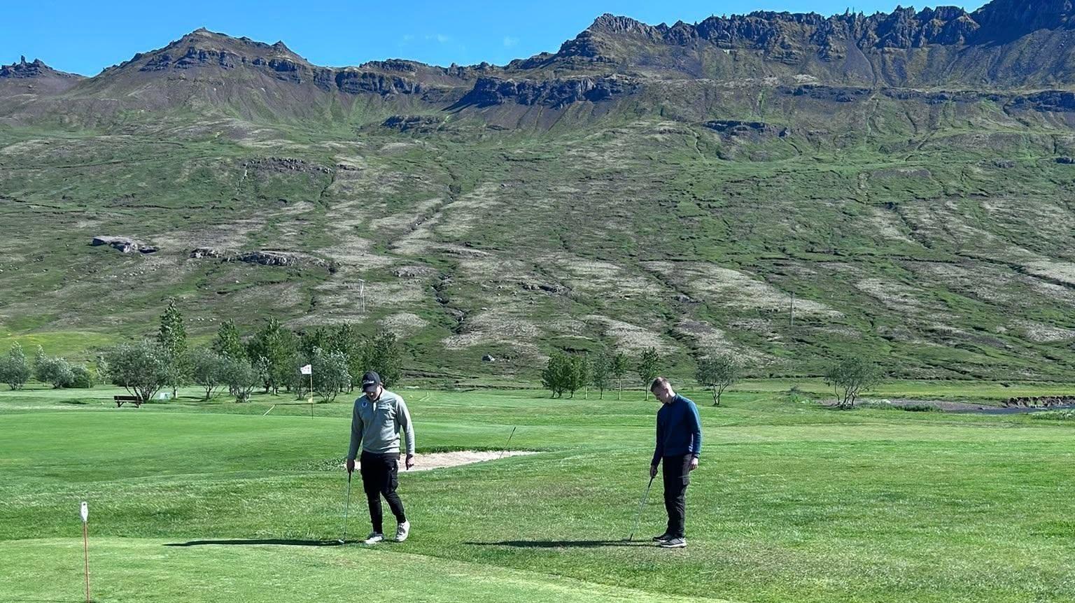 Tveir menn að spila golf