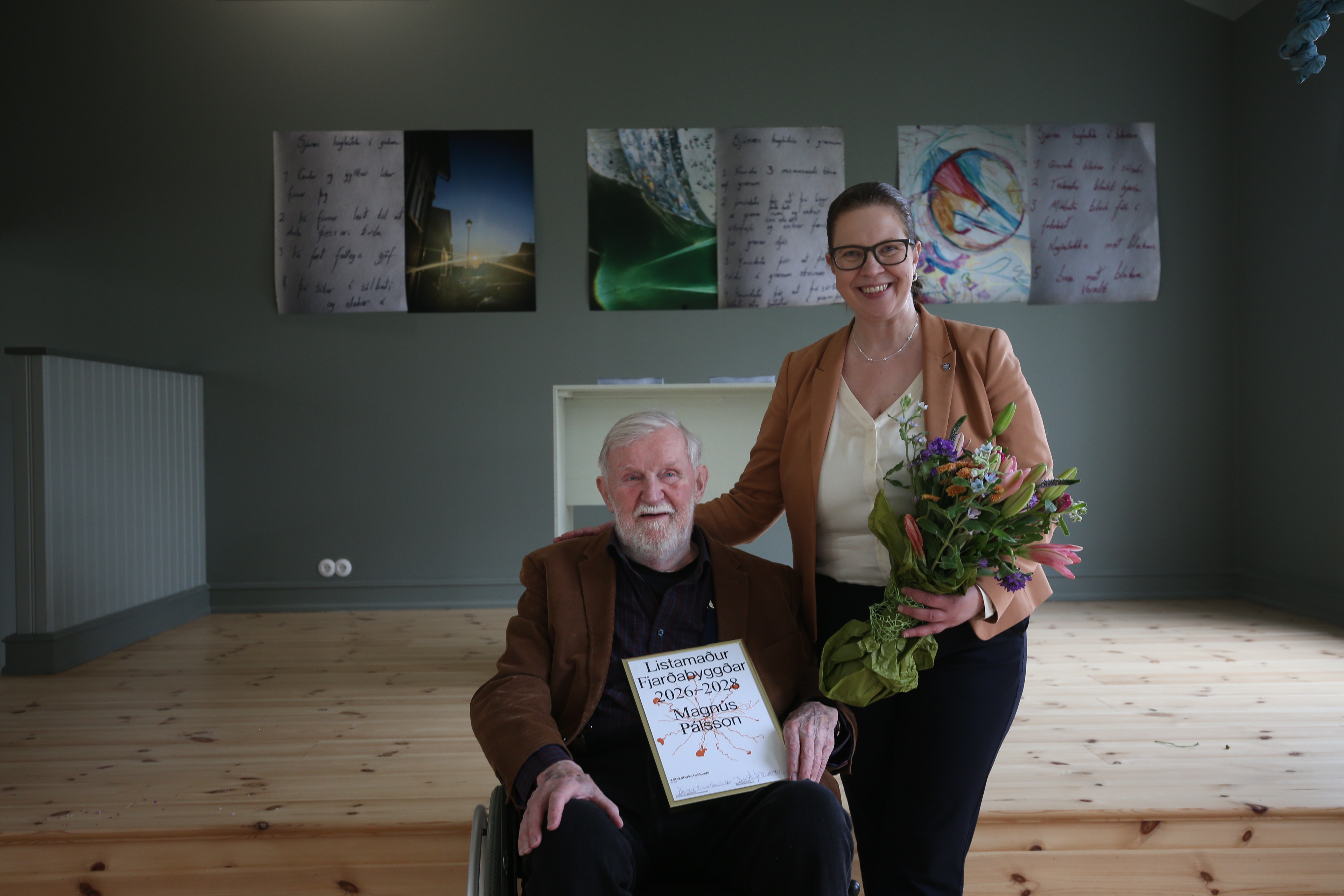 Magnús Pálsson, listamaður Fjarðabyggðar 2026–2028, sitjandi við hlið Jónu Árnýjar Þórðardóttur bæjarstjóra í Gamla skóla á Eskifirði.