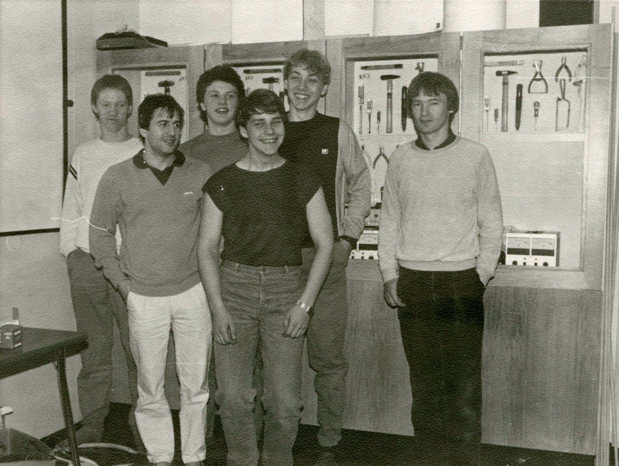 Fyrsti nemendahópurinn í grunndeild rafiðna stendur saman ásamt Sveini Ó. Elíassyni kennara haustið 1984.