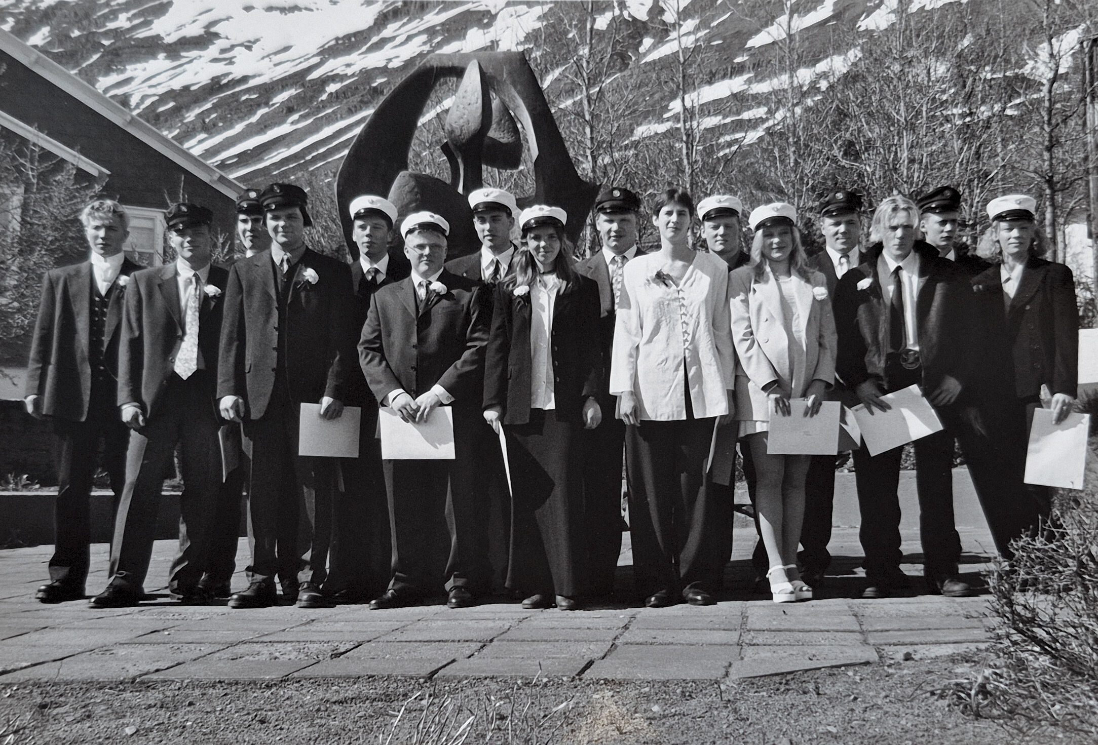Hópur útskriftarnema Verkmenntaskóla Austurlands stendur saman fyrir framan styttu í Neskaupstað árið 1997.