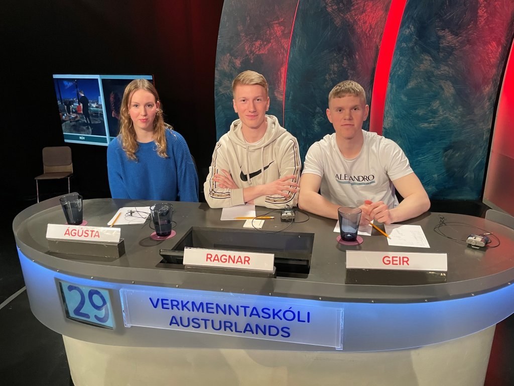 Ágústa Vala Viðarsdóttir, Ragnar Þórólfur Ómarsson og Geir Sigurbjörn Ómarsson sitja við keppnisborð Verkmenntaskóla Austurlands í Gettu betur árið 2023.
