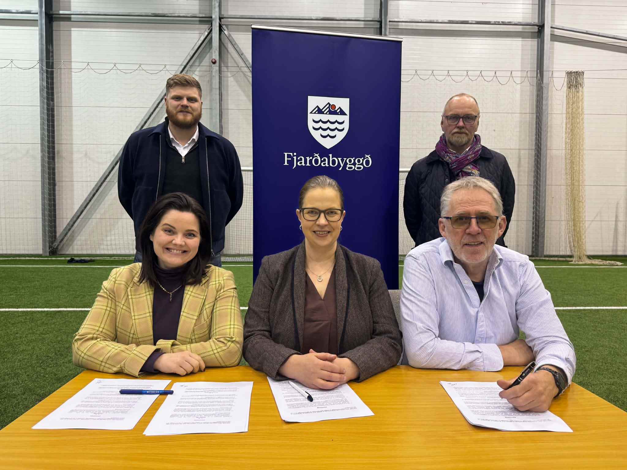 Fimm fulltrúar Fjarðabyggðar, Alor og Tandraorku við undirritun samninga í Fjarðabyggðarhöllinni á Reyðarfirði.