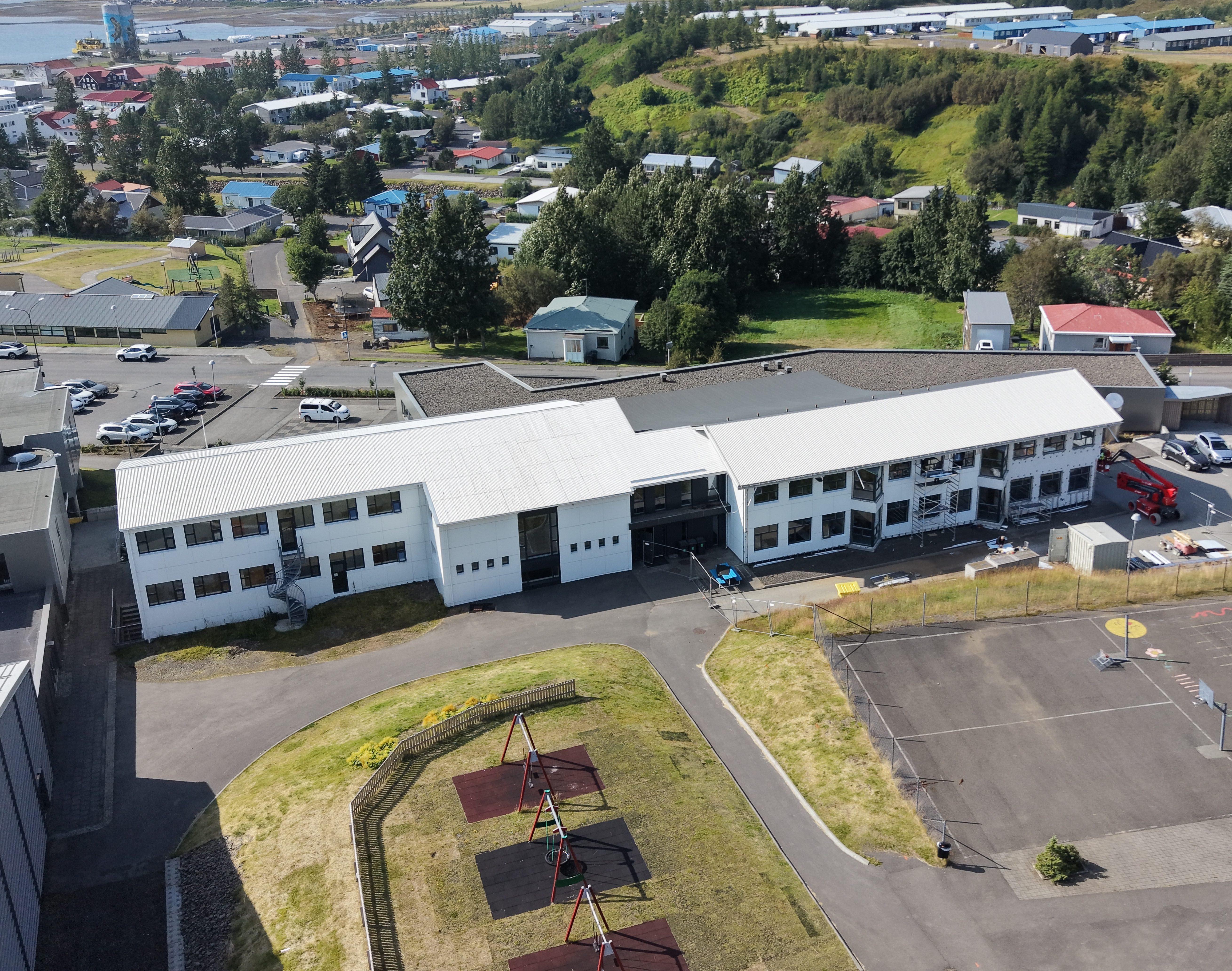 Bakhlið Grunnskóla Reyðarfjarðar þar sem unnið hefur verið að endurklæðningu á B-álmu.