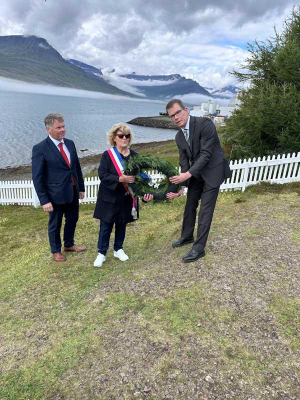 uillaume Bazard, sendiherra Frakklands, og Michèle Kerckhof, varaborgarstjóri Gravelines, halda á blómsveig. Jón Björn stendur við hlið þeirra.