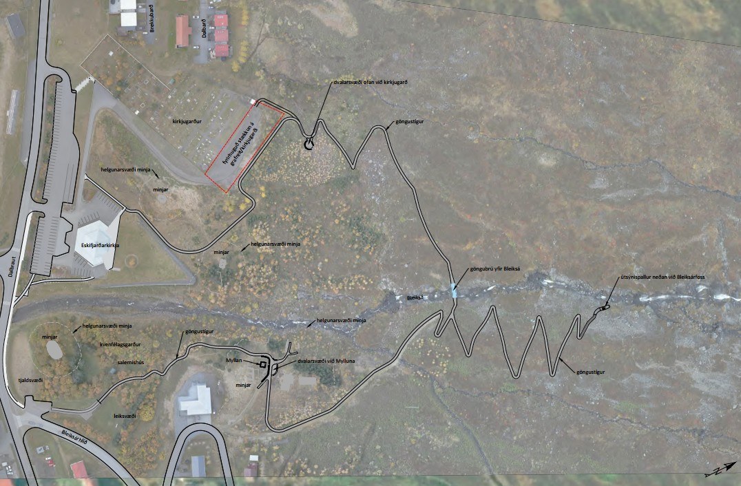 Loftmynd með teikningu af göngustígum frá Eskifjarðarkirkju og tjaldsvæðinu, um Mylluna og yfir Bleiksá að útsýnispalli neðan Bleiksárfoss. Einnig eru minjar og helgunarsvæði þeirra merkt inn.