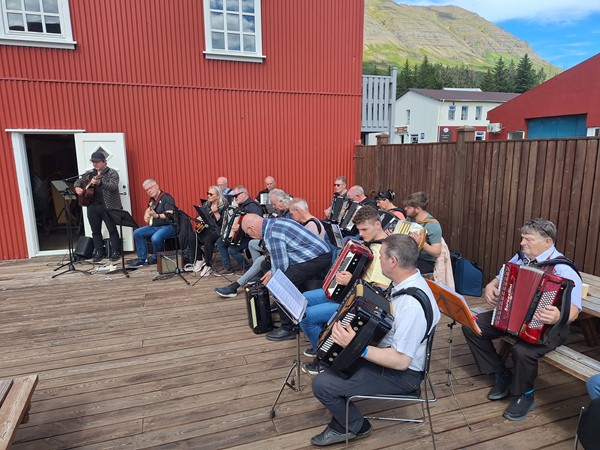 Fuglafjarðar harmonikufelag spiluðu í Safnahúsinu
