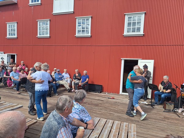 Fuglafjarðar harmonikufelag spiluðu í Safnahúsinu