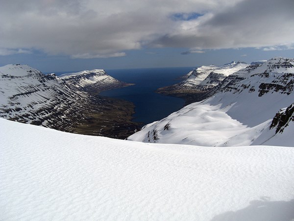 Íbúar beðnir að moka frá sorpílátum