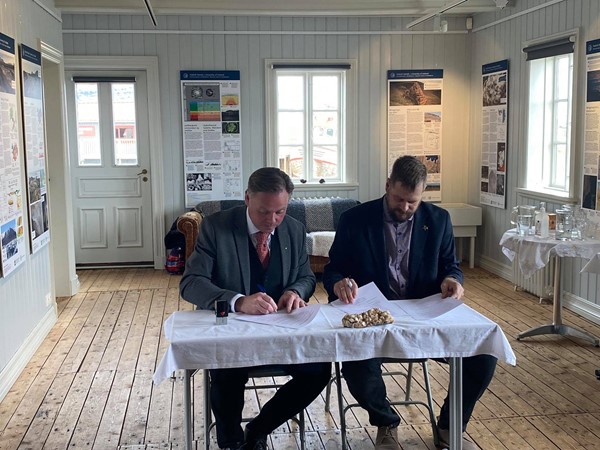 Samstarfssamningur Fjarðabyggðar og Rannsóknarseturs Háskóla Íslands á Breiðdalsvík Samstarfssamningur Fjarðabyggðar og Rannsóknarseturs Háskóla Íslands á Breiðdalsvík