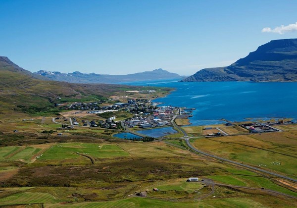 Bókun bæjarráðs Fjarðabyggðar um að gerð brúar yfir Sléttuá verði flýtt.