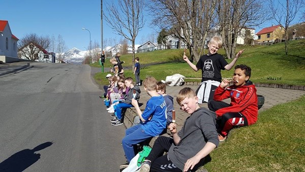 Nemendur í Grunnskóla Fáskrúðsfjarðar taka virkan þátt í vorhreinsun