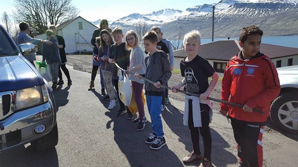 Nemendur í Grunnskóla Fáskrúðsfjarðar taka virkan þátt í vorhreinsun