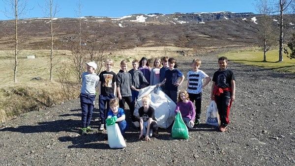 Nemendur í Grunnskóla Fáskrúðsfjarðar taka virkan þátt í vorhreinsun