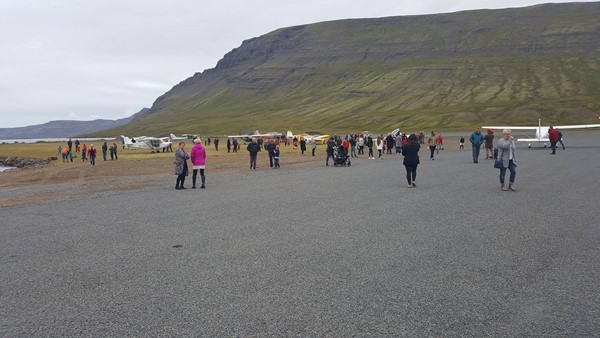 Fjölmenni við opnun Norðfjarðarflugvallar