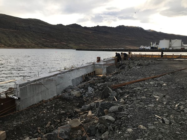 Framkvæmdir við nýjan hafnarkant við Norðfjarðarhöfn Framkvæmdir við nýjan hafnarkant við Norðfjarðarhöfn
