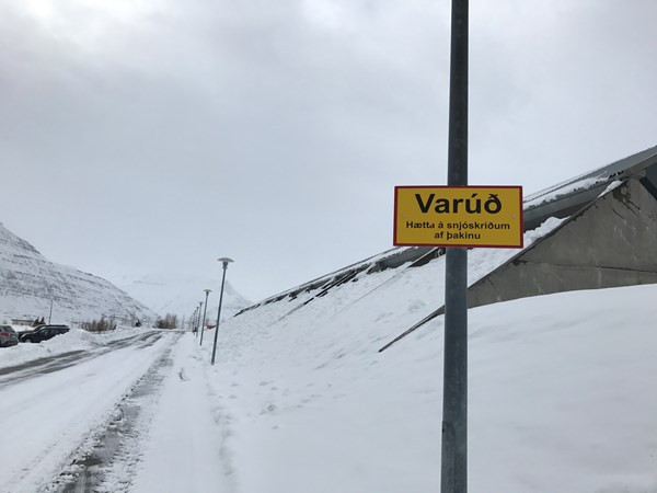 Mikil hætta við Fjarðabyggðarhöllina