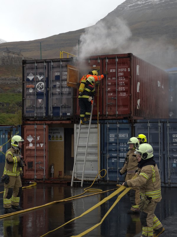 Slökkviliðsæfing slökkviliðs Fjarðabyggðar í samstarfi  við Brúnamálaskóla Íslands