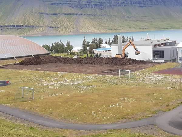 Jarðvegsframkvæmdir við nýtt íþróttahús á Reyðarfirði Jarðvegsframkvæmdir við nýtt íþróttahús á Reyðarfirði