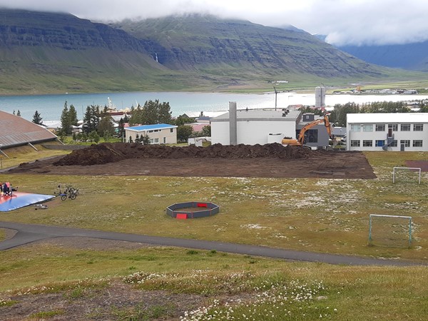 Jarðvegsframkvæmdir við nýtt íþróttahús á Reyðarfirði