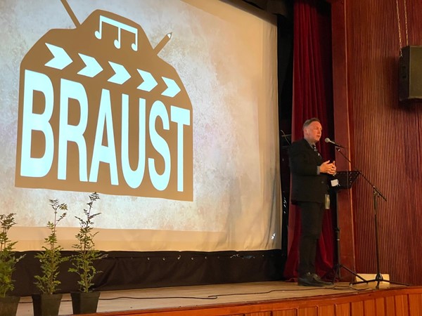 Uppskeruhátíð skapandi sumarstarfa í Fjarðabyggð í Valhöll á Eskifirði Uppskeruhátíð skapandi sumarstarfa í Fjarðabyggð í Valhöll á Eskifirði