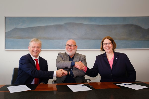 Fyrsta rannsóknasetur HÍ á sviði menntavísinda opnað á Eskifirði Fyrsta rannsóknasetur HÍ á sviði menntavísinda opnað á Eskifirði