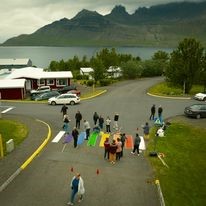 Regnboginn málaður á Stöðvarfirði