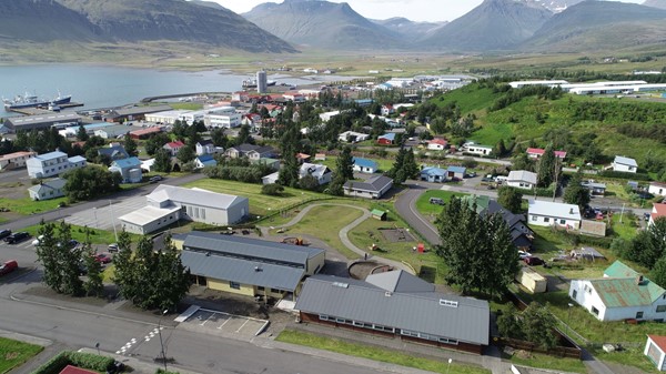 Vinna við lóð Lyngholts