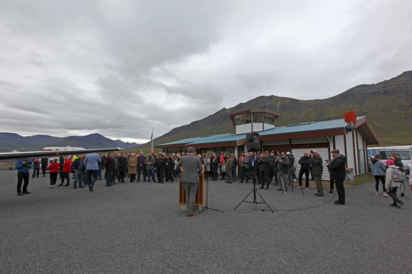 Fjölmenni við opnun Norðfjarðarflugvallar