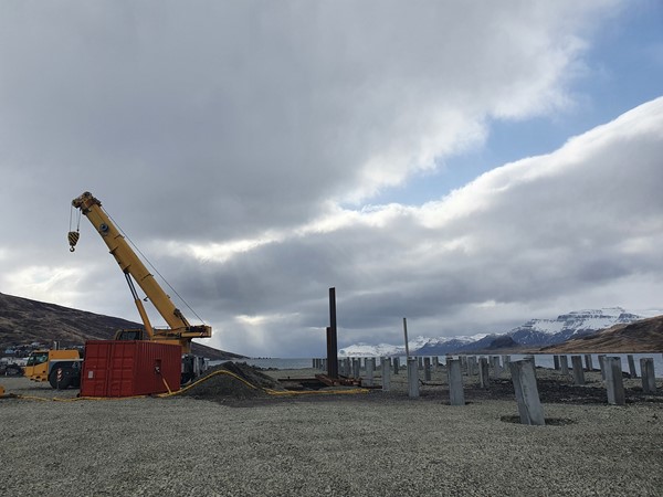 Framkvæmdir við nýja bryggju á Eskifirði halda áfram Framkvæmdir við nýja bryggju á Eskifirði halda áfram