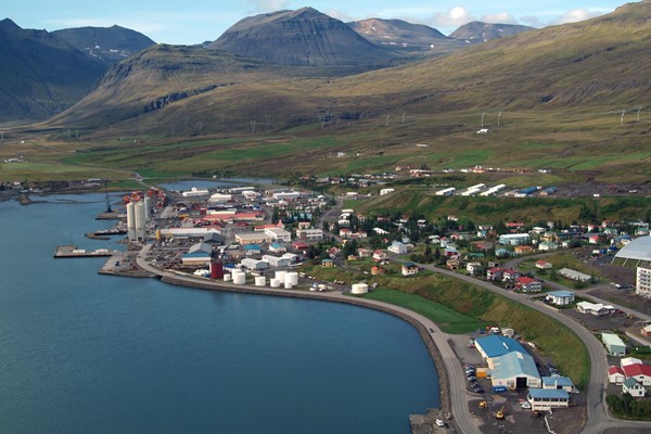 Bókun bæjarstjórnar Fjarðabyggðar vegna  lokunar verslunar Húsasmiðjunnar á Reyðarfirði.