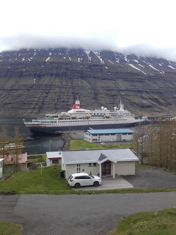 Fyrsta skemmtiferðaskip sumarsins Fyrsta skemmtiferðaskip sumarsins