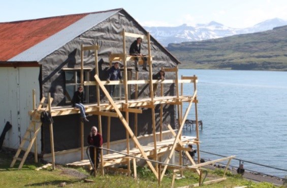 Veraldarvinir vinna nú að því að gera upp gamla barnaskólann á Eskifirði.