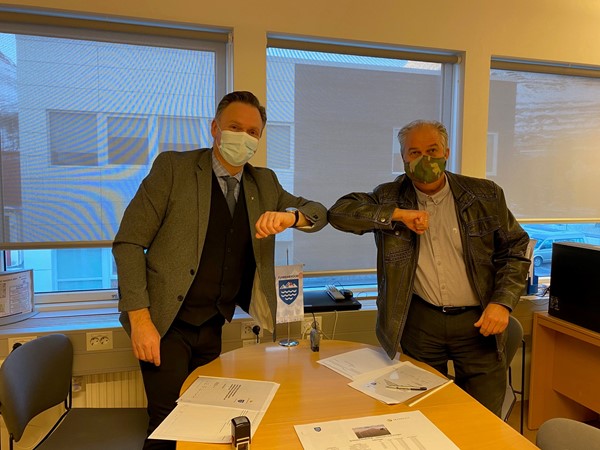 Ritað undir verksamning vegna vinnu við uppsteypun á nýju íþróttahúsi á Reyðarfirði Ritað undir verksamning vegna vinnu við uppsteypun á nýju íþróttahúsi á Reyðarfirði